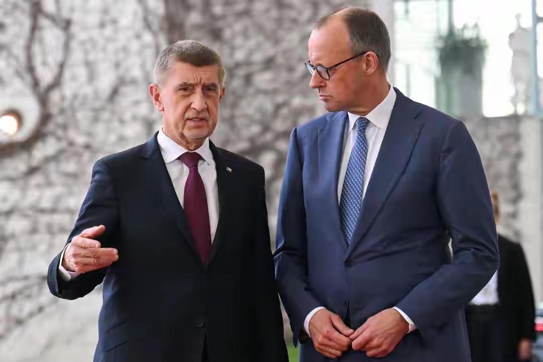 捷克数万人抗议，只因政府与匈牙利一起，反对花自己钱援助乌克兰据外媒报道，数万民