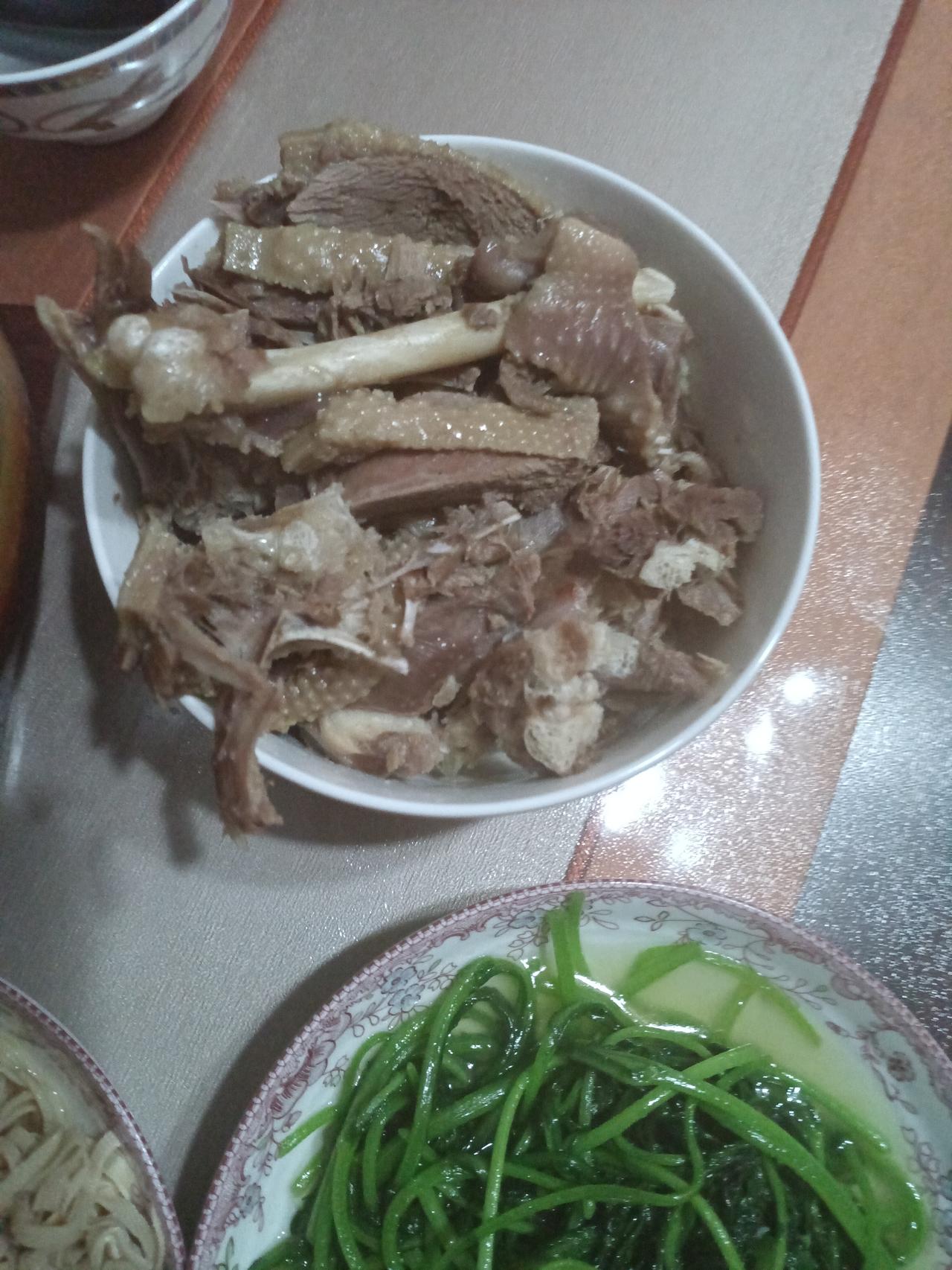 午餐菜品：扬州老鹅凉拌百叶丝清炒茼蒿砂锅煲