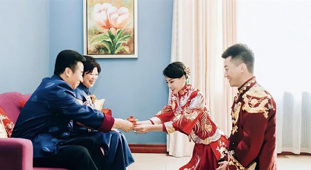 2017年，奥运冠军吴敏霞结婚时跪下给婆婆敬茶，婆婆一脸骄傲。婚后吴敏霞两次怀孕