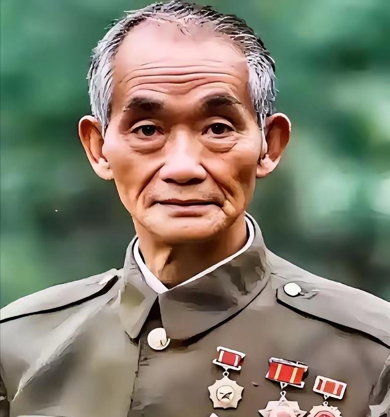 1952年，上甘岭战役中，一名新兵守阵地时，见美军冲来十分慌乱，忽然瞥见敌指挥官