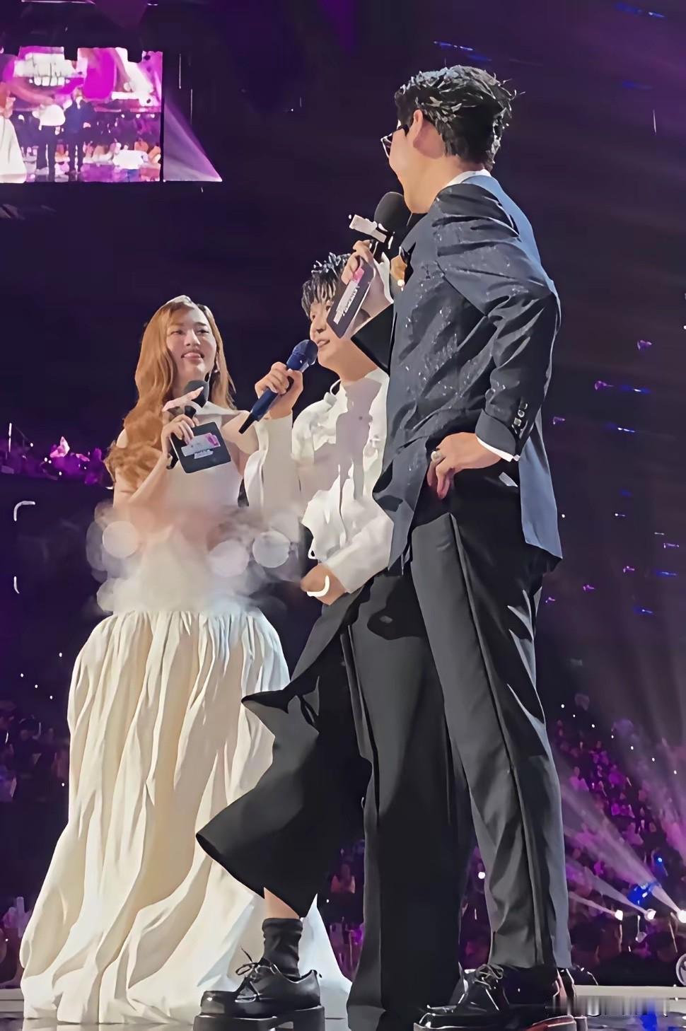 这是真的吗，确定不是P的？周深就算不高，以他的咖位合脚的鞋总能借到吧。你看看