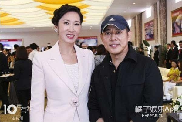 林宁和李连杰合影，她也曾见过查尔斯，她的脸上一直挂着自信的笑容，自信的女人最美丽