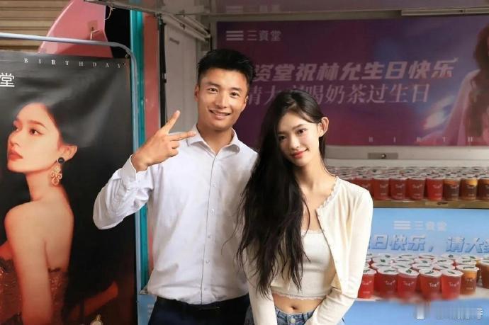镜头定格，林允的原生之美跃然纸上。无需雕饰，每一寸肌肤都诉说着自然的故事，真实力