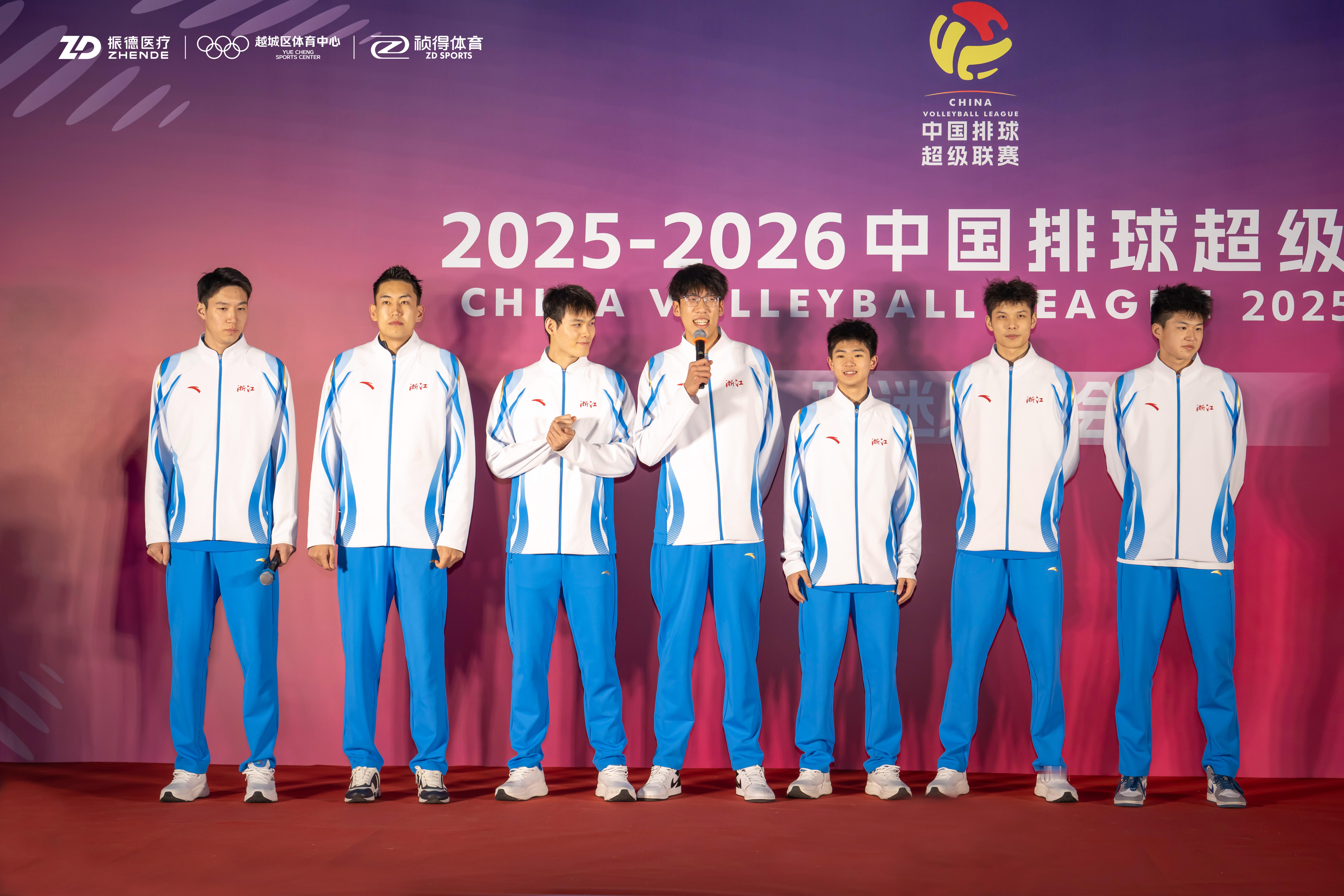 小帆帆就这么呆呆的站在两个巨人中间，跟个小手办似的🥺