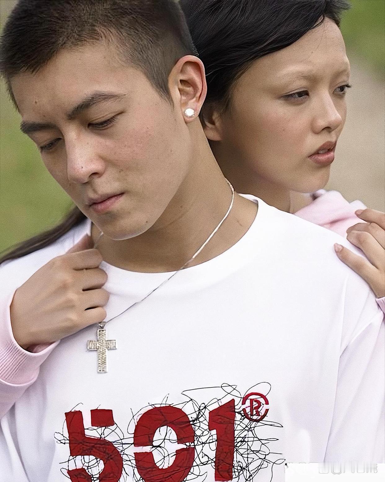 陈冠希在2004年拍的一组广告图。这位女伴是有啥成就呀？