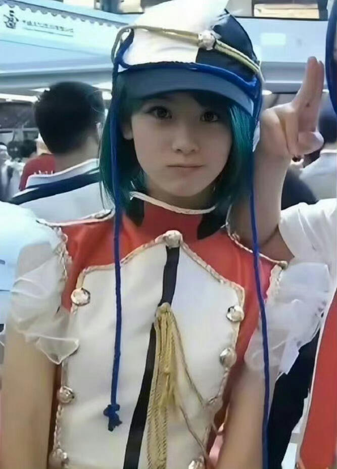 陈都灵早期cos怎么这么萌！！！正面看，萌！背面看，萌！左边看，萌！右边看，萌！