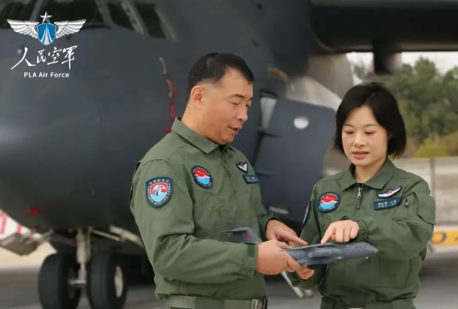 这是张浩和谭红梅两位空军飞行员，他俩既是战友又是夫妻呀！
