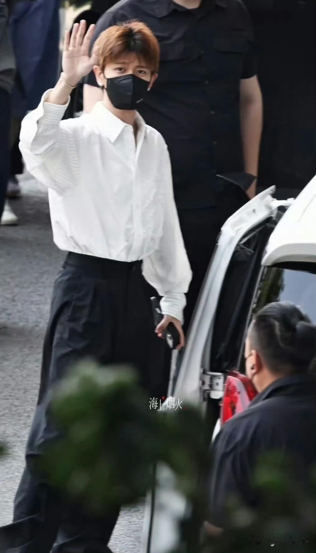 其实挺不舍得任嘉伦剪头发的，长成现在这样用了好长时间，再剪完就不知道何年何月