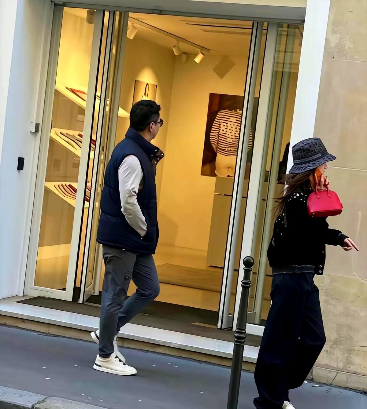 52岁的刘强东在巴黎逛奢侈品店时，双手插兜默默跟在章泽天身后。这个管着几十万员