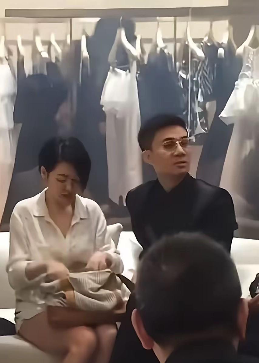 太让人意外了湾湾网友惊呼不可能啊！竟然遇见逛街选衣服的小s，老公许雅钧体贴的陪