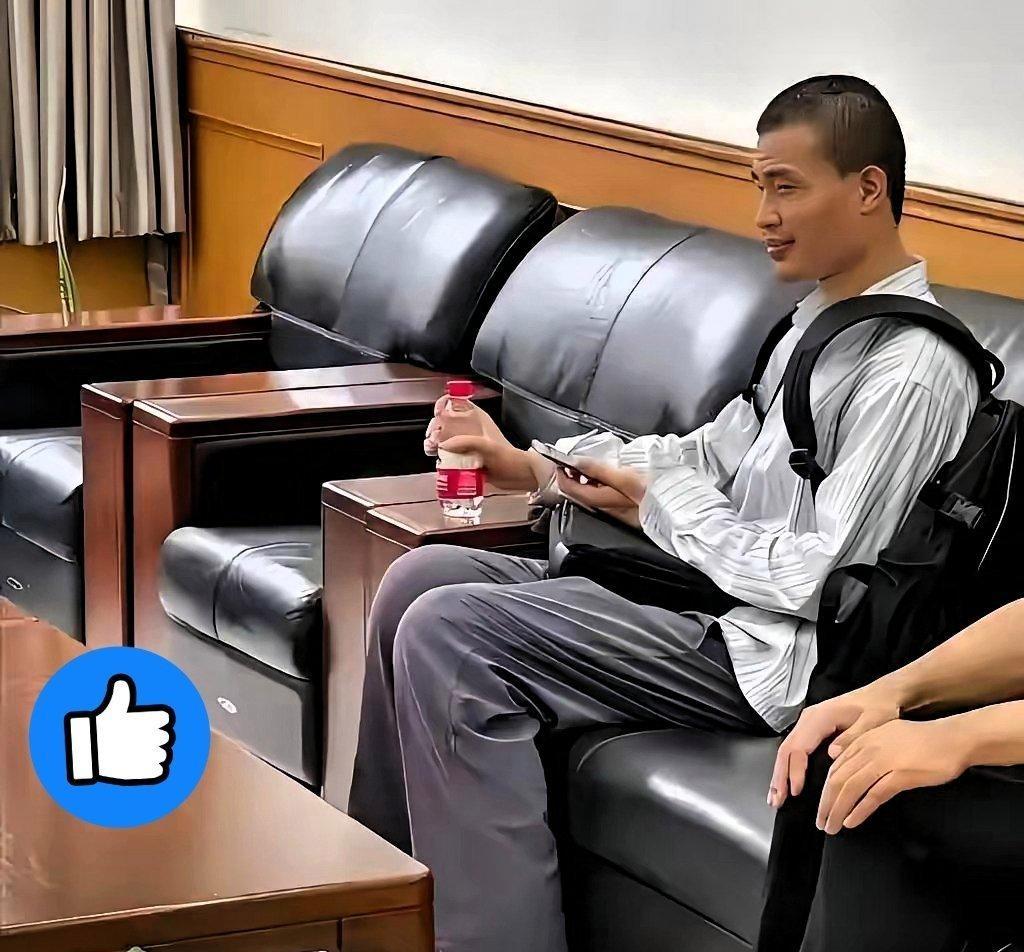 真正的狠人，从不解释！韦东奕就每天照常六点起，背着那个洗得发白的双肩包，穿过晨雾