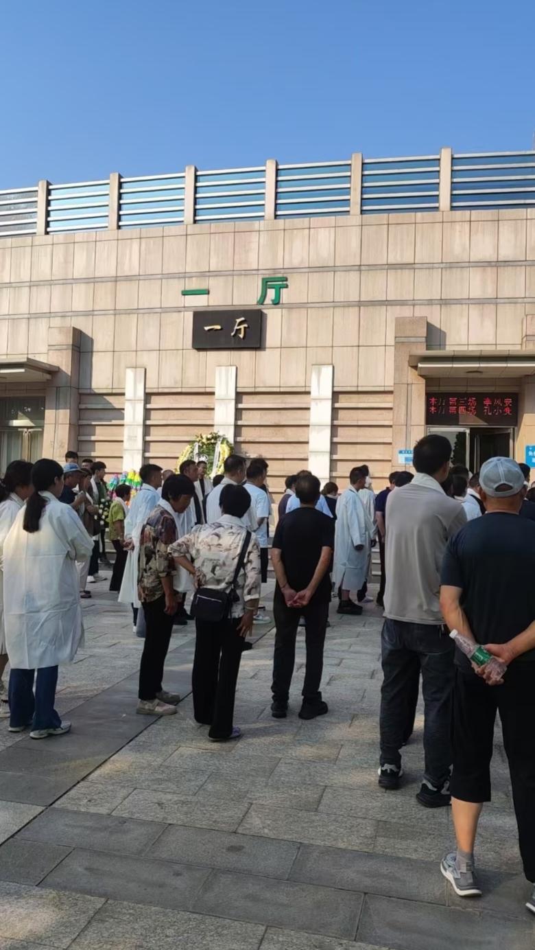 一位在殡仪馆工作了30年的老员工说：人这一辈子，最终都会化成一堆灰不管生前有