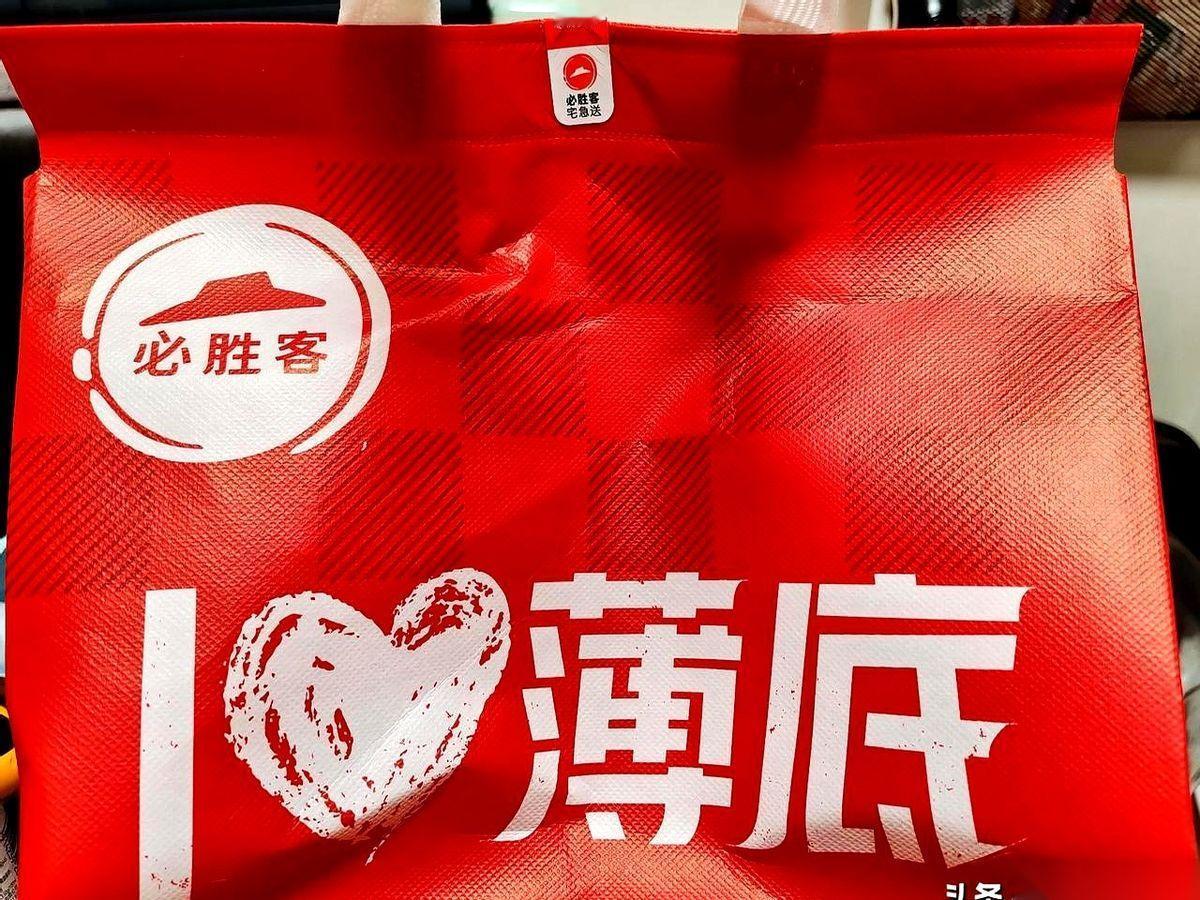 “妈，别做了，买了俩披萨，吃点省事儿的！”我闺女把盒子往桌上“啪”一放的时候，