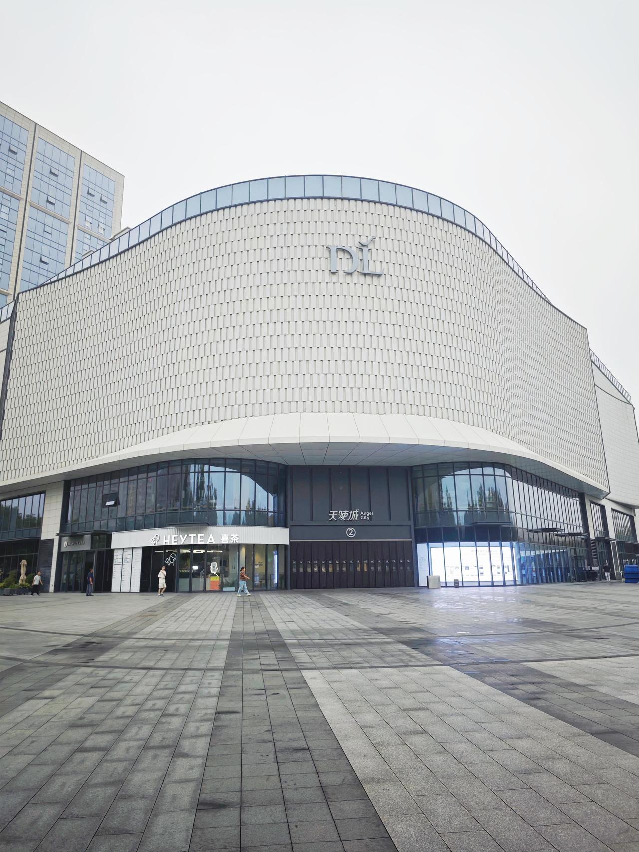 胖东来搞商户管理那套，确实有点超前，直接干到商场管理的顶流了。首先租金这块就