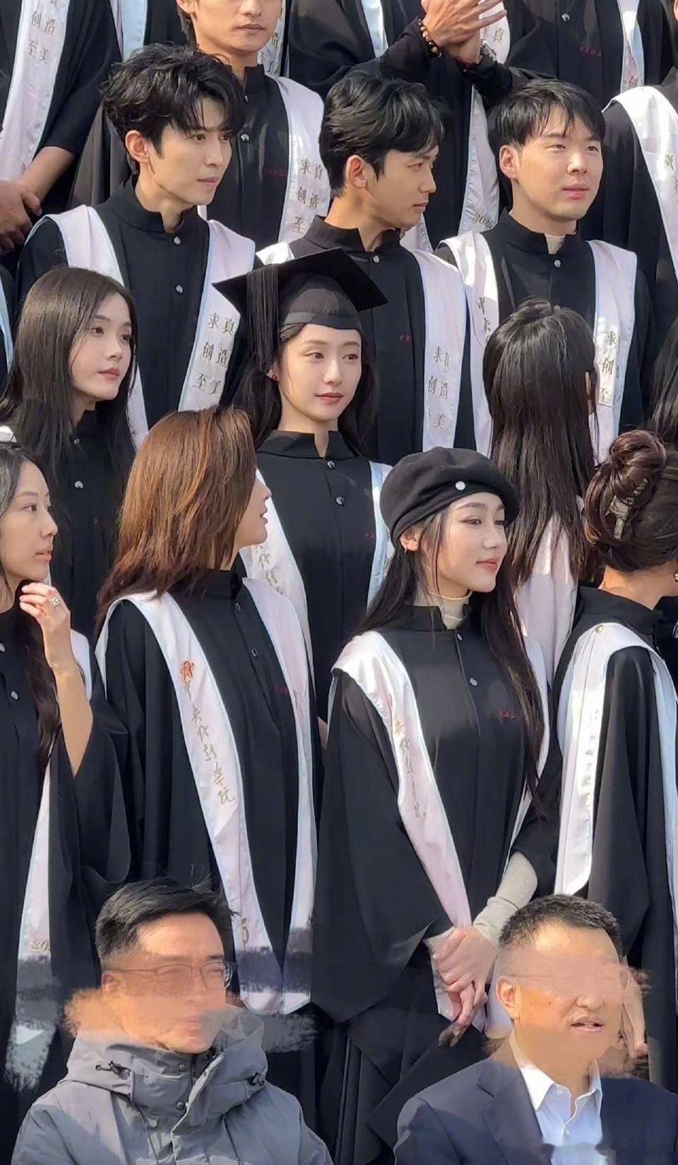 胡连馨毕业典礼美我一跳胡连馨毕业典礼颜值太亮眼！学士服穿得清新又大气，适配校园