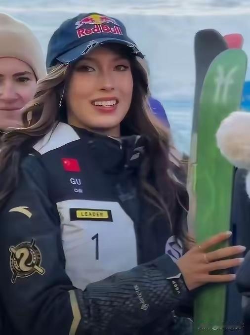 谷爱凌真的太让人佩服了！说起来，她拿不拿第一确实没那么重要，竞技体育重在参与的热