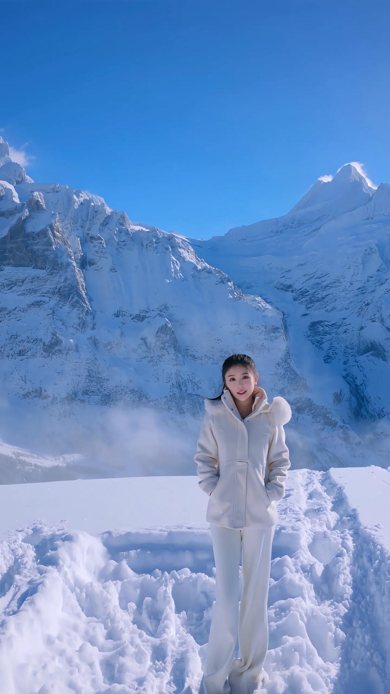 雪中独立人，心随景自闲。