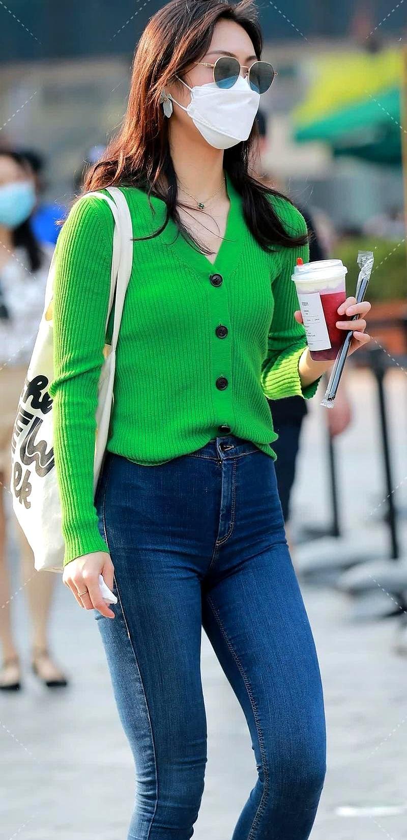 春天解锁满分松弛感穿搭的宝子们不妨试试蓝色牛仔裤搭配绿色开衫的OOTD“蓝牛