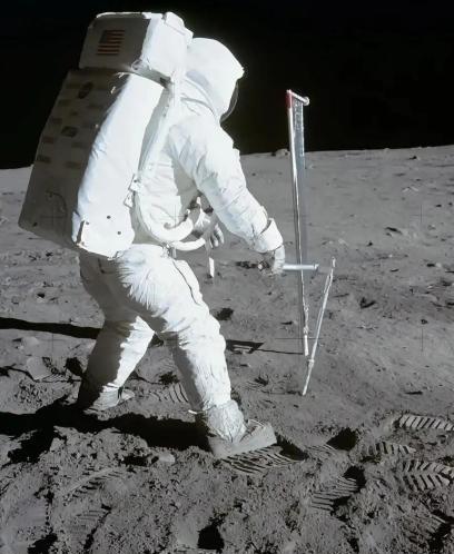 为啥有人觉得美国当年登月是假的呢？主要是这事儿太颠覆认知，加上冷战背景下的猜疑，