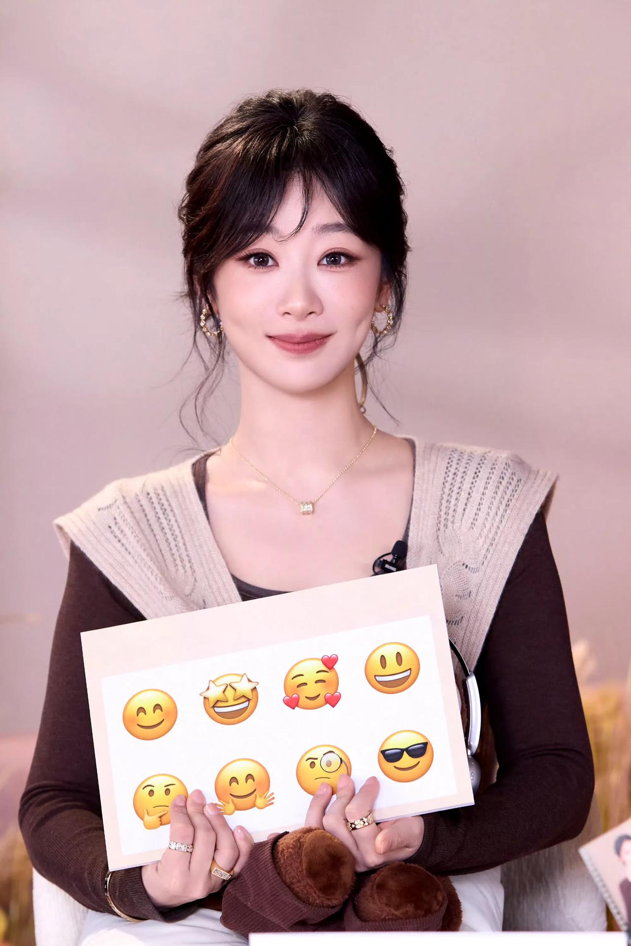 10月13日，杨紫工作室分享了一组boss的营业美照。照片里，杨紫各种卖萌不断，