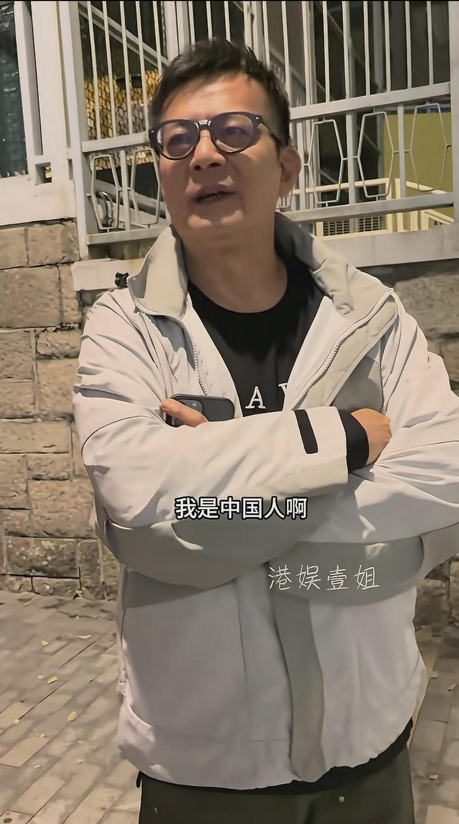 碰到粉丝夸他英语好，黄日华当场黑脸：“我是中国人，老家是惠州的，讲什么英语啊！