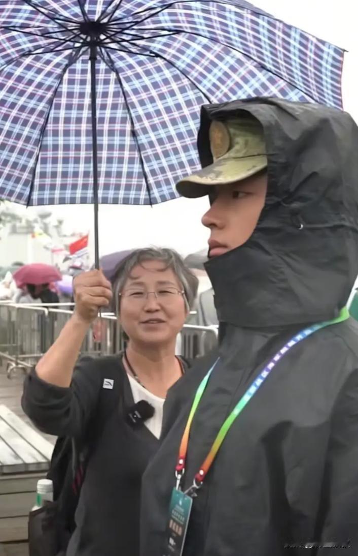 上人民日报了！河南，一位妈妈坐了整整10小时绿皮火车，一路颠簸到青岛去看儿子。谁