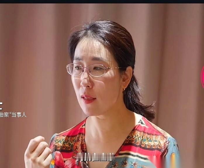 有钱人想再要个孩子，不离婚，跑去搞假证，偷偷培育胚胎。他老婆呢？也是个明白人，