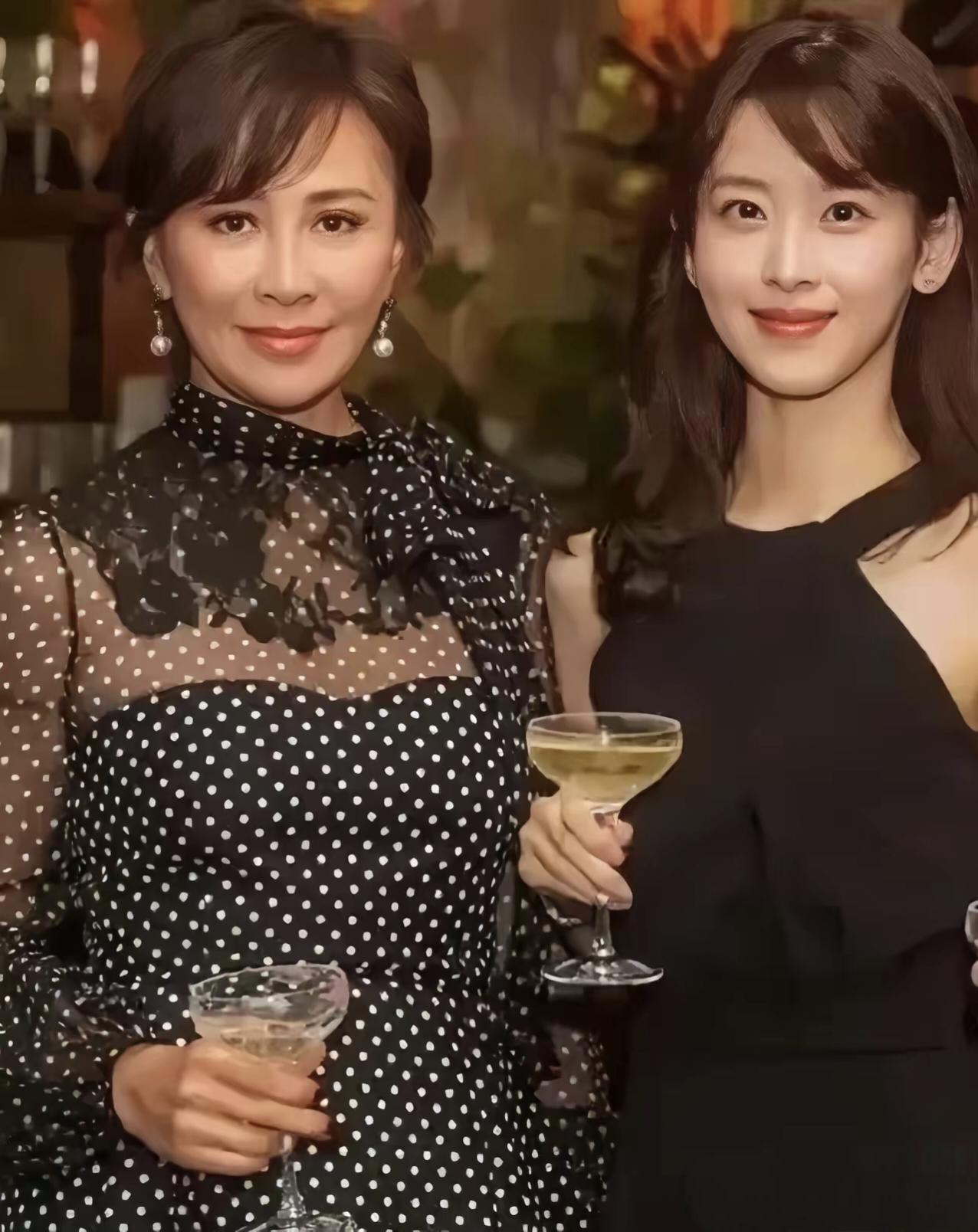 奶茶回应刘嘉玲的“wow”，撕开了阶层红利下的精神空洞最近女人们都喜欢通过