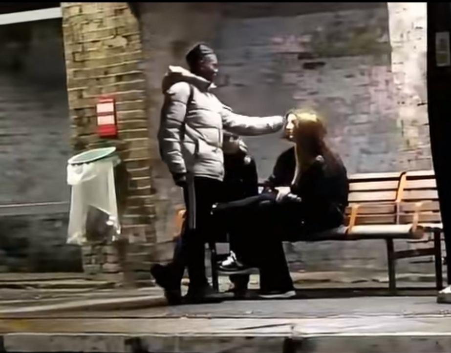 一黑人在伦敦车站搭讪两名英国少女，用手抚摸了她们的头发，被甩开手后，他威胁她们“