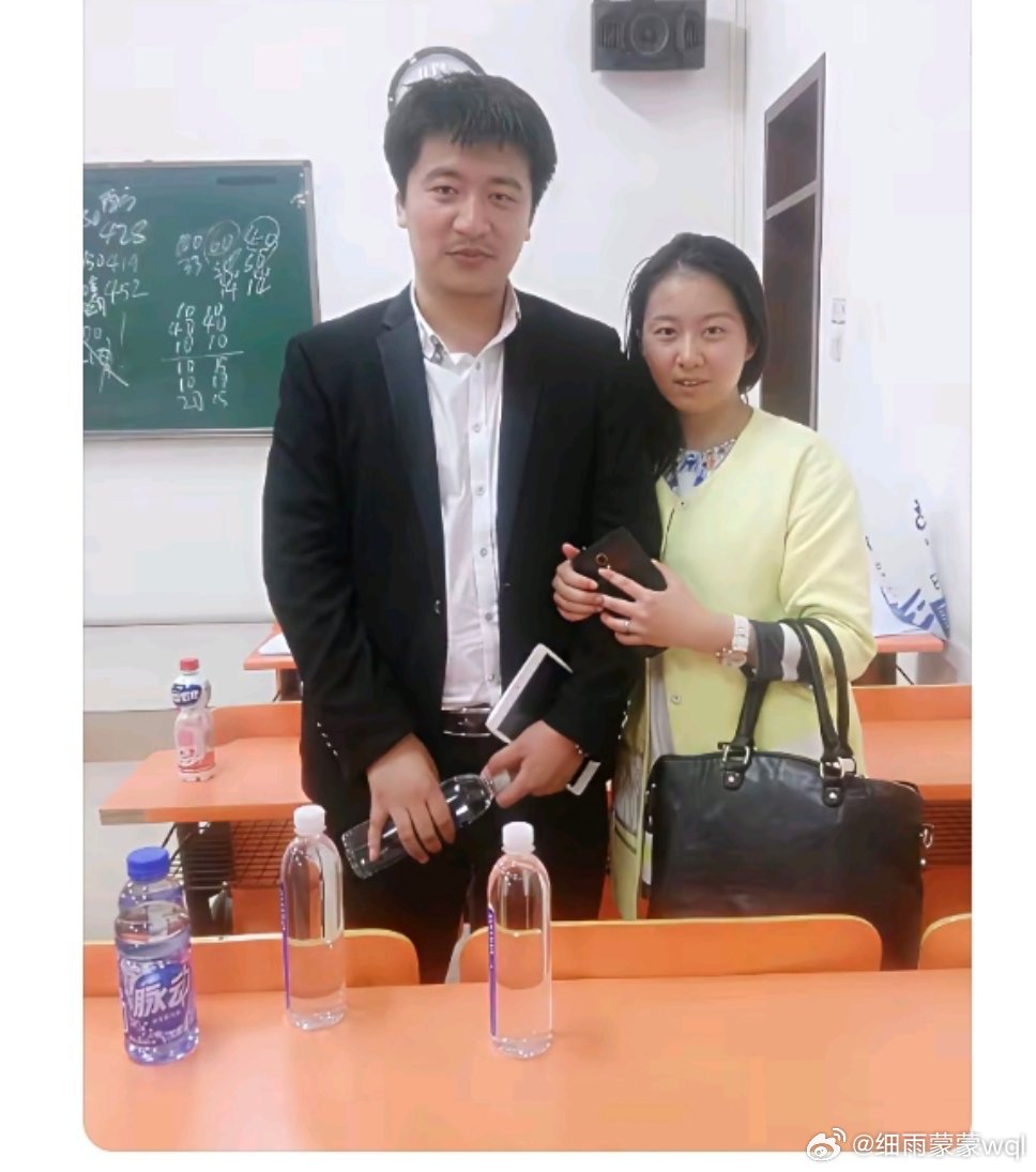 张雪峰老师多年前与妻子李丽婧的美好合影，两人都开心的对着镜头笑。这时的张雪峰老师