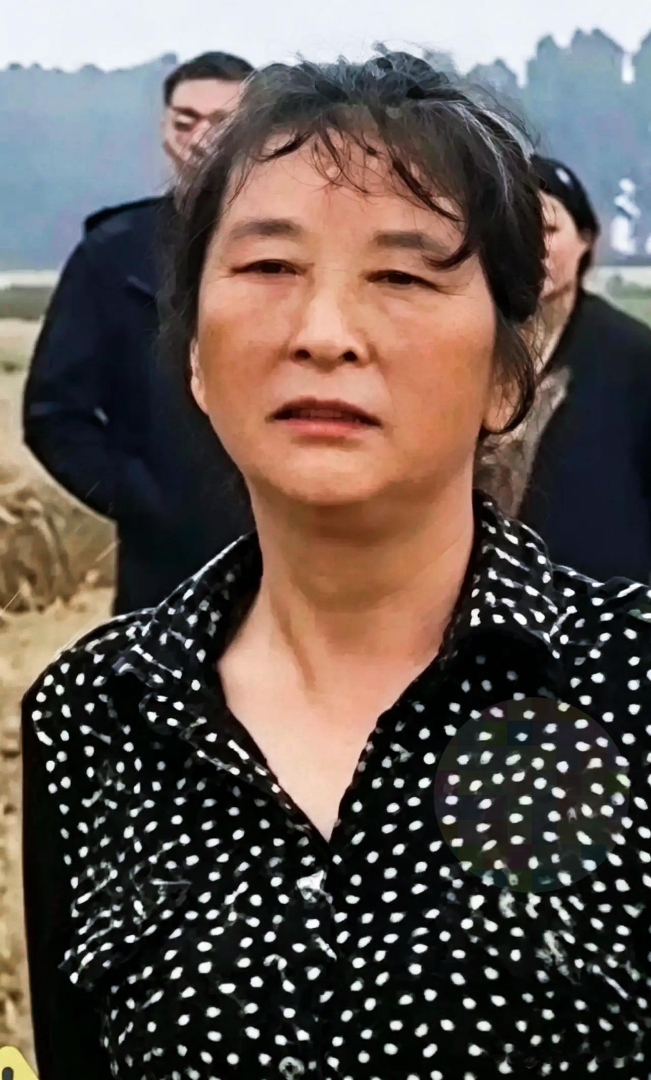 这事儿闹得，真叫人心里堵得慌。前阵子那“割四赔五”的大妈，把麦收季搅得鸡飞狗