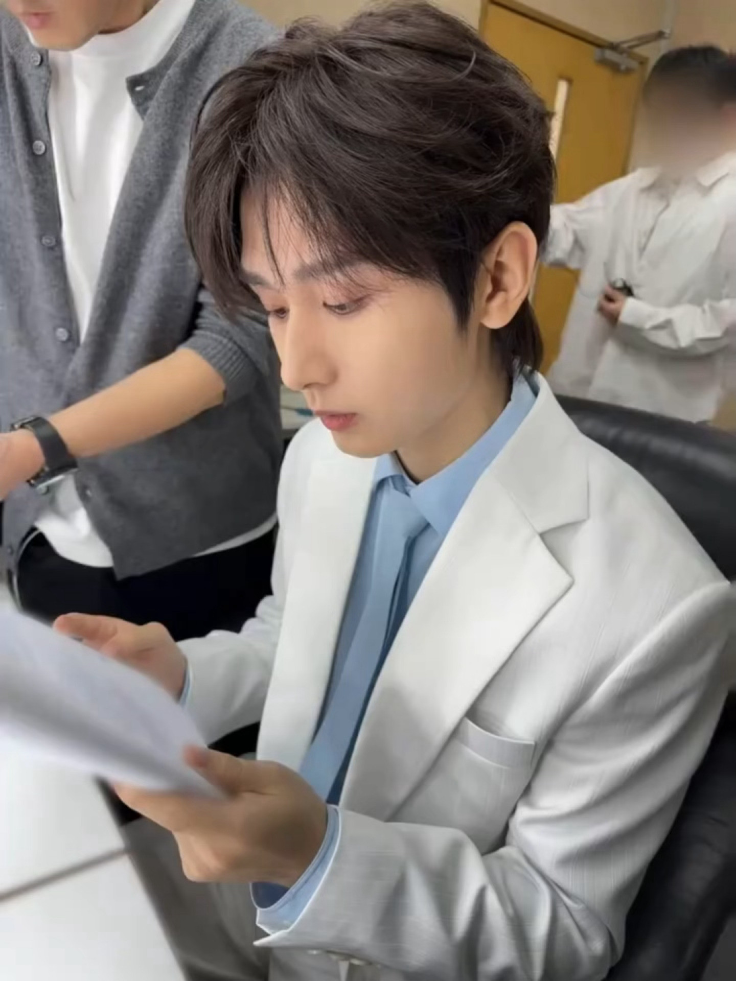 成毅今晚直播造型live图，妥妥的白马王子，真的太帅了！成毅直播