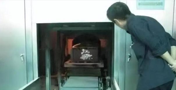 1995年，东莞市殡仪馆中送来一具已经有味道的女尸，火化工人何亚胜正准备将她火化