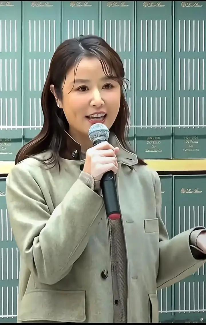 49岁林心如增肥后美得更惊艳，穿西装+阔腿裤好高级，差点认不出​​​