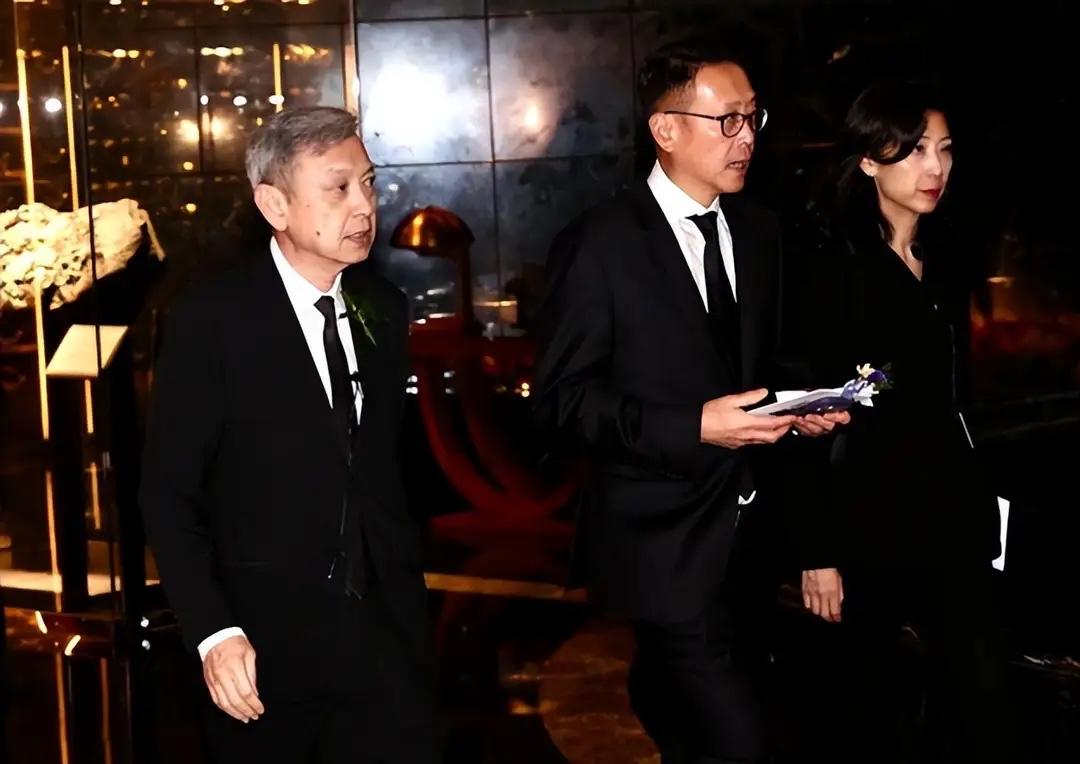 有谁注意到他也来参加赌王女儿何超蕸追思会了？万万没想到许晋亨也来了，他没有带妻子