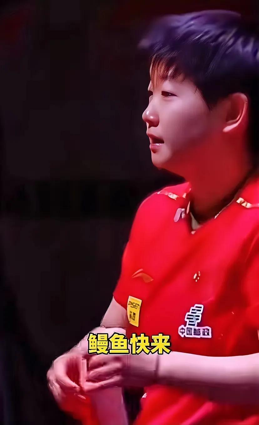 莎莎刚刚哭完，德华让莎莎和国旗合影，莎莎马上喊道：“鳗昱，鳗昱！”鳗昱听到后，立