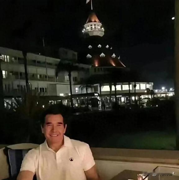 2025年，记者问64岁的费翔：“你帅气又有钱，为什么一直都不结婚？”费翔一脸苦