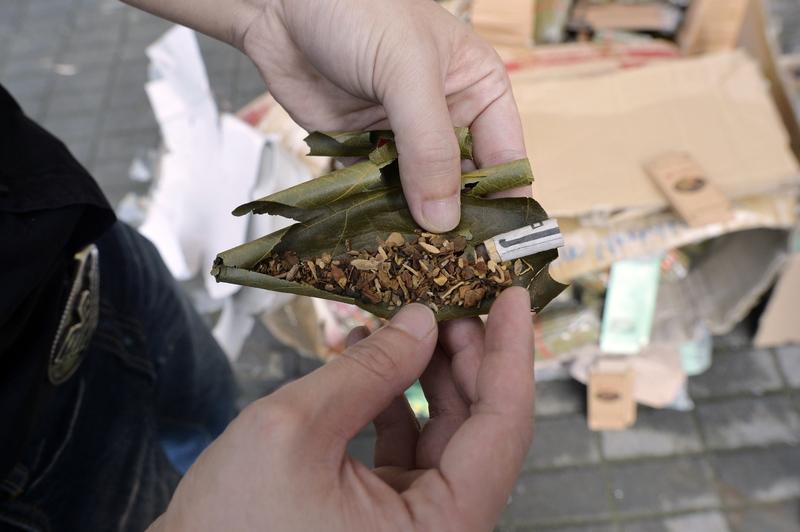 父亲“毁烟”，这戒烟奇招背后藏着什么？家人们，今天看到一则超有意思又让人感动