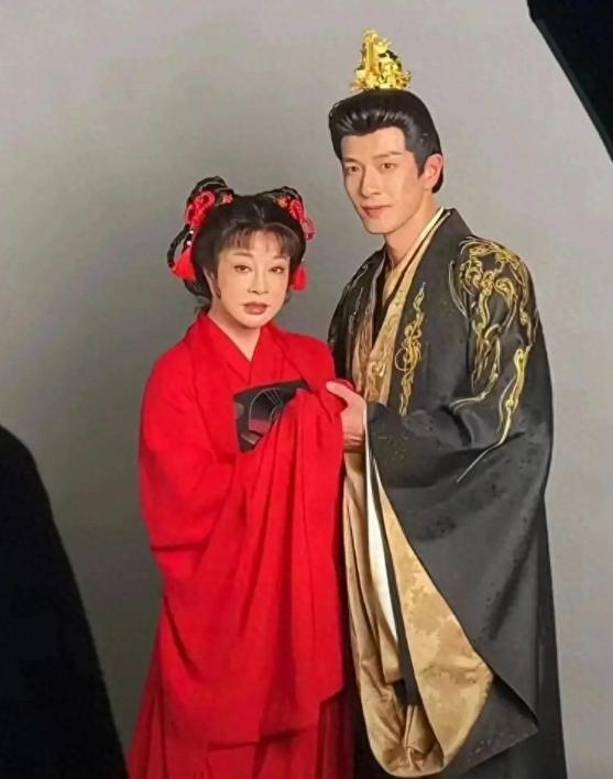 妈呀，75岁的刘晓庆早已是老太婆了，她竟然还在古装剧中扮演青春少女，实在令人牙酸