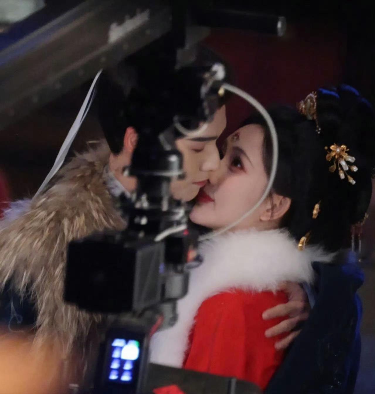 孟子义李昀锐，求你们了，别演了！那点“同事”的遮羞布，早就被雪地里裹进披风的亲