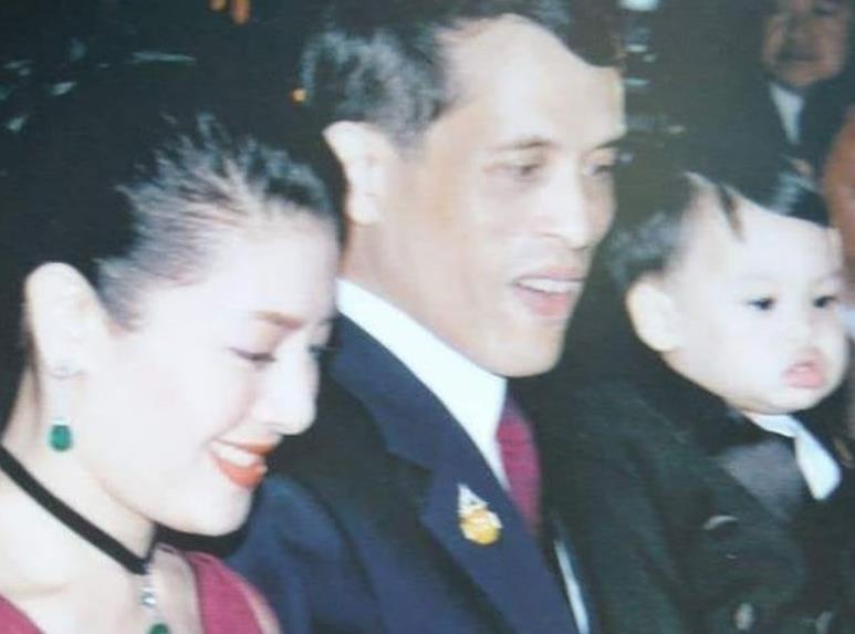 提帮功原本是有亲妈的，整整齐齐幸福一家人。亲妈被废妃后泰王不断给提帮功找后妈，如