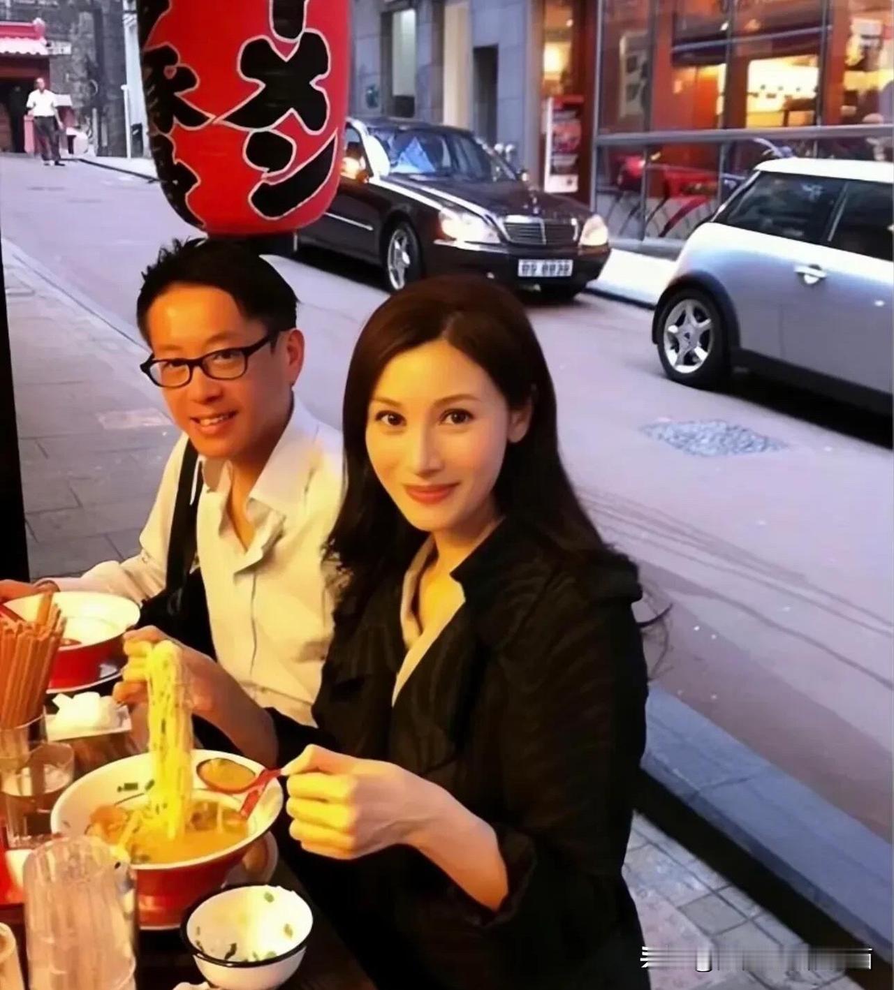 这一对明星夫妻是真的接地气，没有工作人员跟着，就在街边小摊吃面，是一对恩爱的夫妻