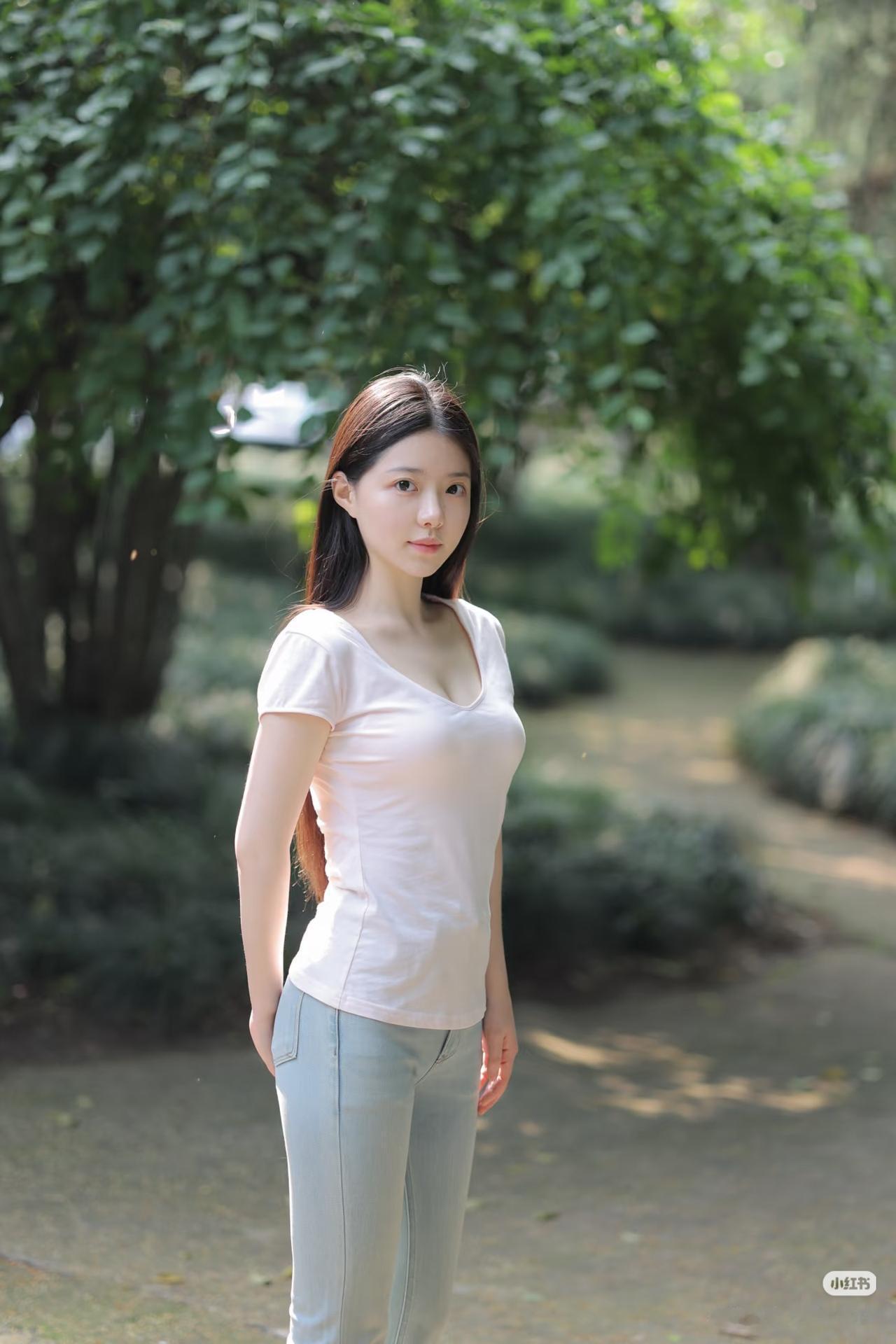 绿树掩映中，美人倚风立。