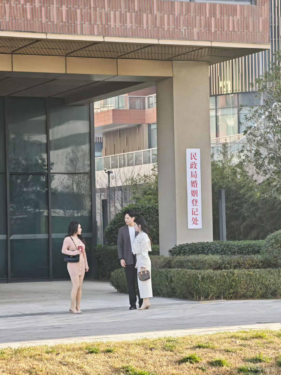 “短剧女主没有冬天，短剧男主没有夏天”