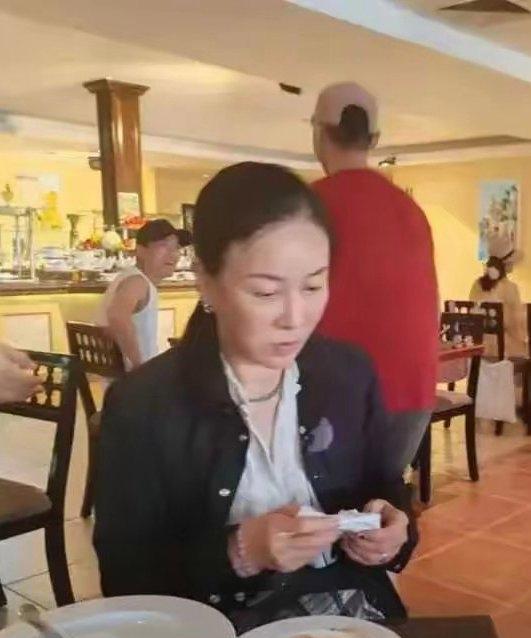 57岁那英在伦敦就餐被拍，穿着休闲，全素颜出街，真实自然，网友狂赞：“这才是真实