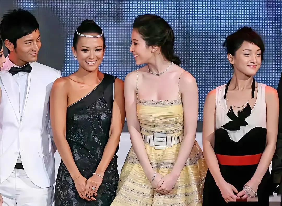 大家常说童瑶很像章子怡，但左边图童瑶看上去比右边图中章子怡漂亮，大家有没有同感？