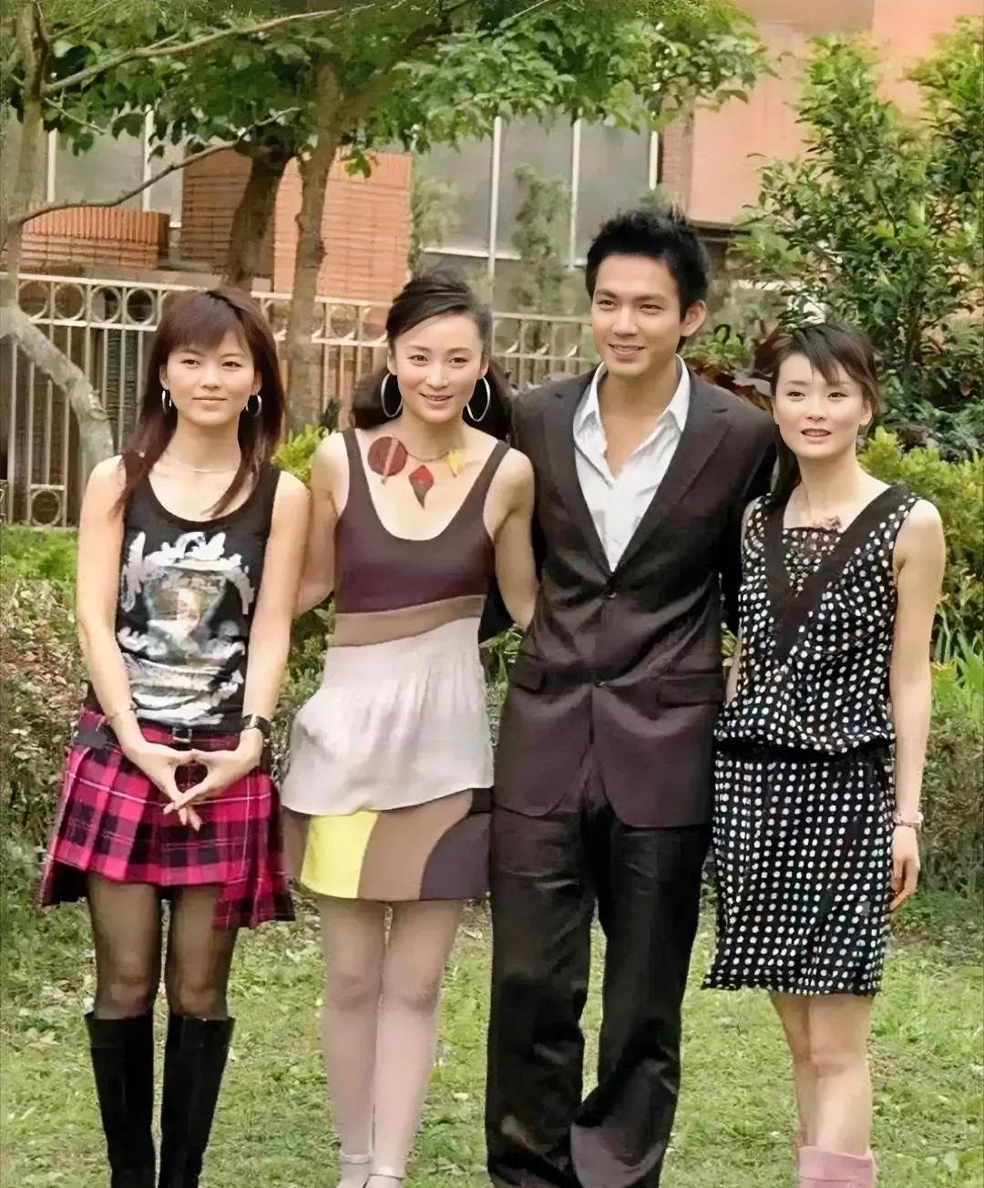 看到王艳、蒋勤勤、钟汉良、李湘年轻时的合照，感慨万千。当年他们状态都差不多，青