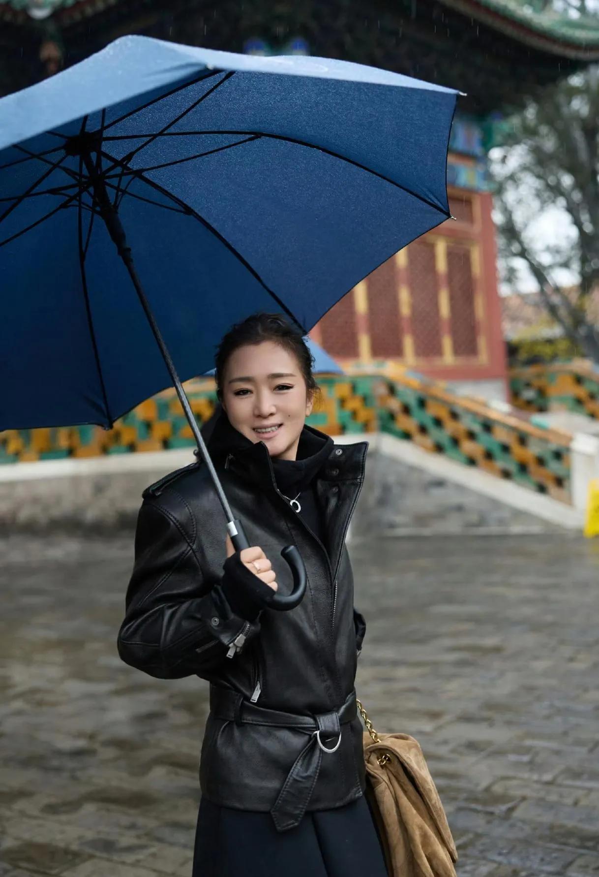 巩俐北海公园雨中漫步，60岁生图状态引“岁月不败美人”热论巩俐现身北京北海