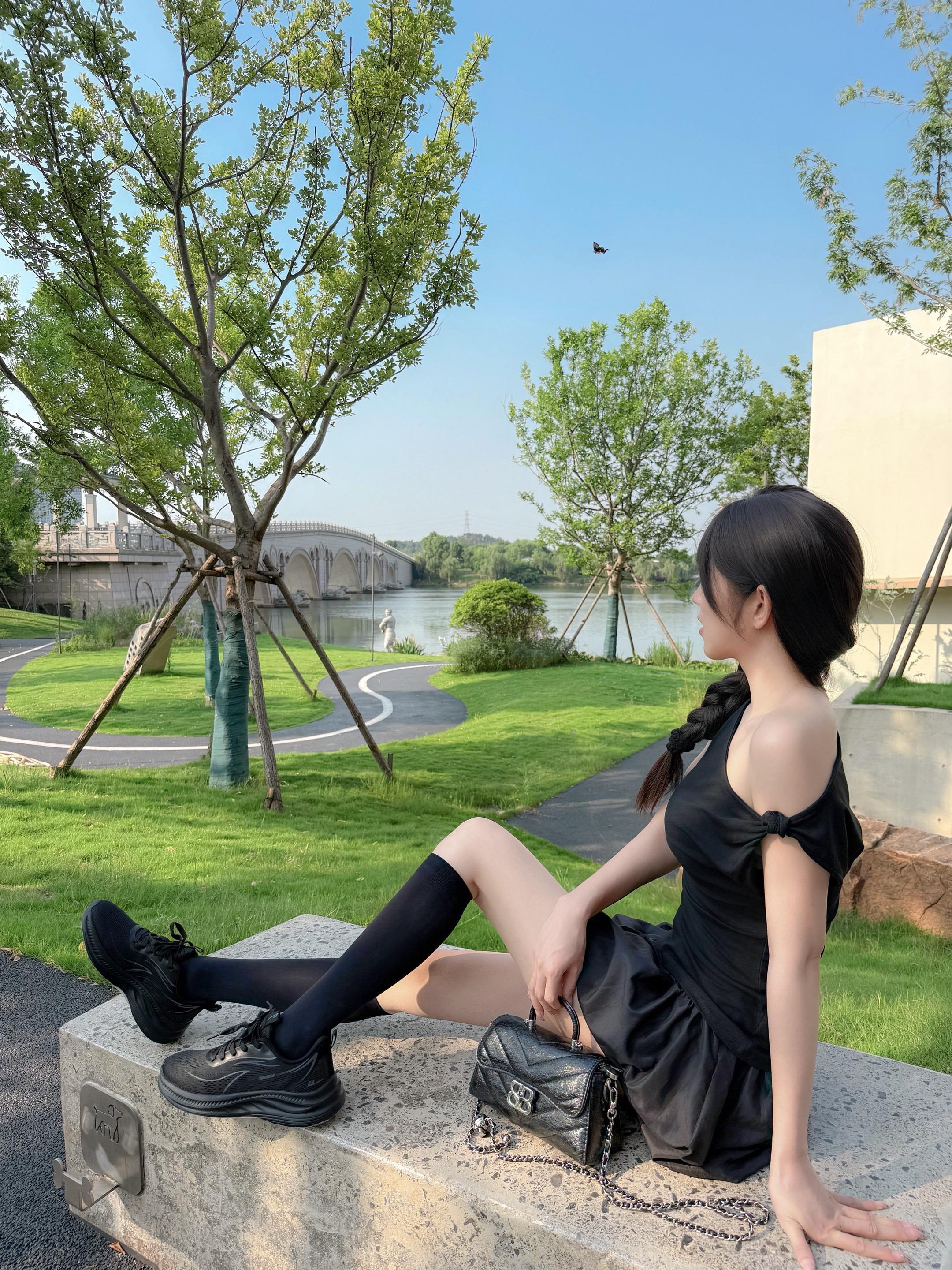 黑色。