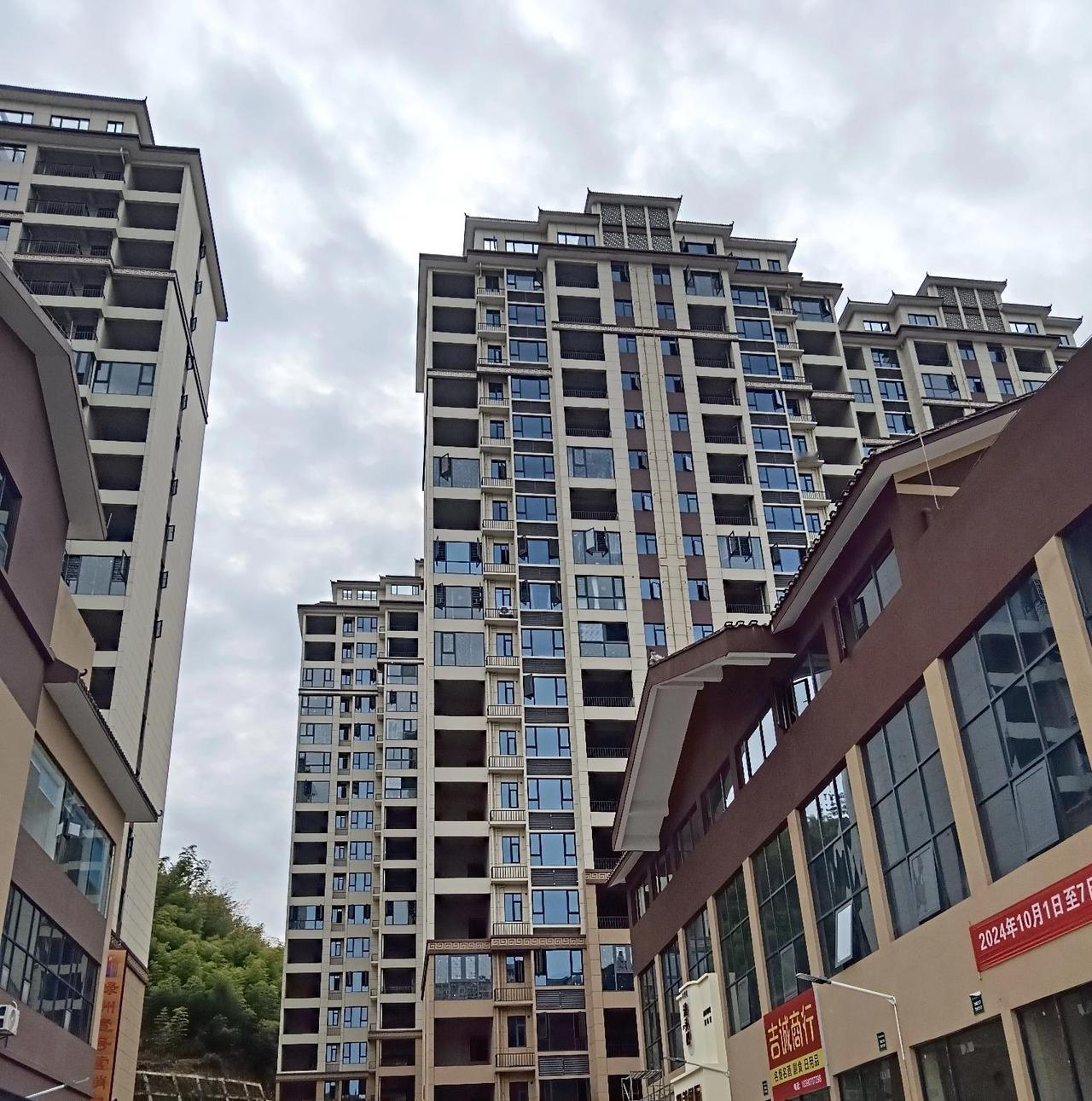 按时交物业费，我成了小区的冤种真的越想越气！我入住小区五年，物业费月